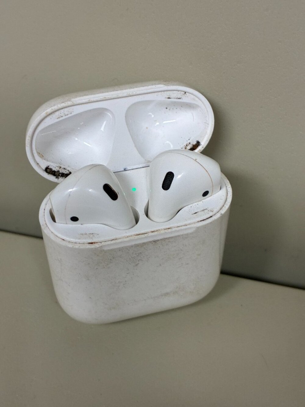 Apple AirPods 2nd Gen w/ Charging Case White Model A2031 Tested Working